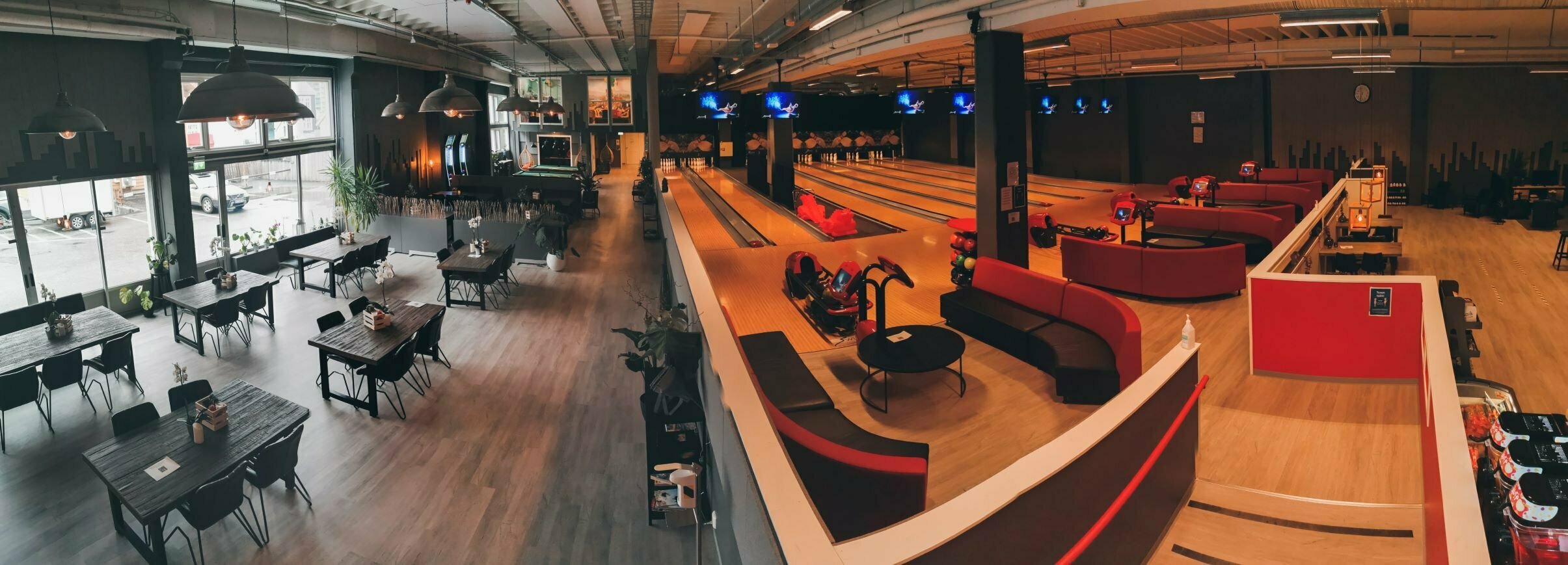 Heile lokalet til Voss Bowling i éin ramme — kafé, lounge og bowlingbaner saman på Vossevangen