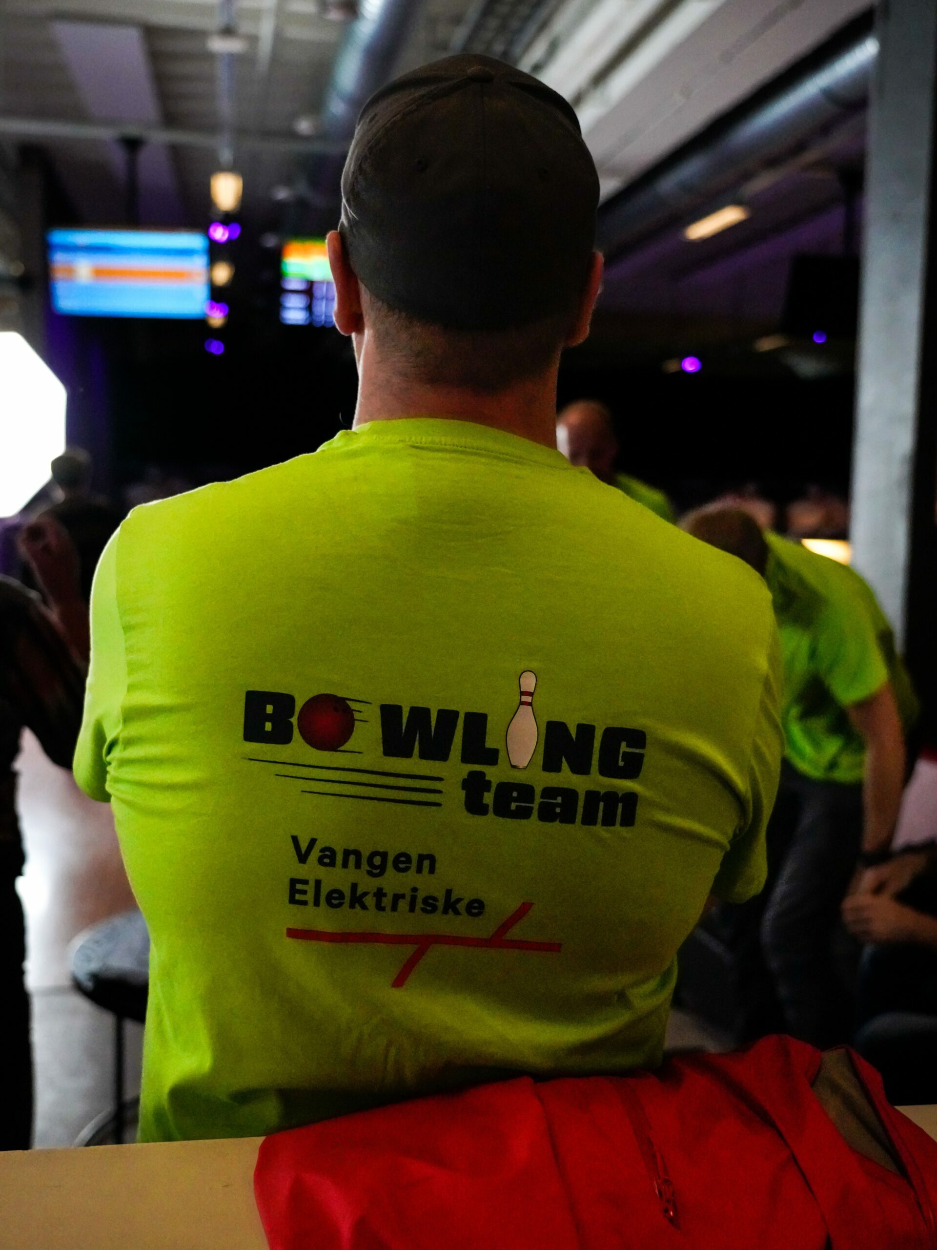Bedriftsbowling-team frå Vangen Elektriske i limegrøne t-skjorter på Voss Bowling